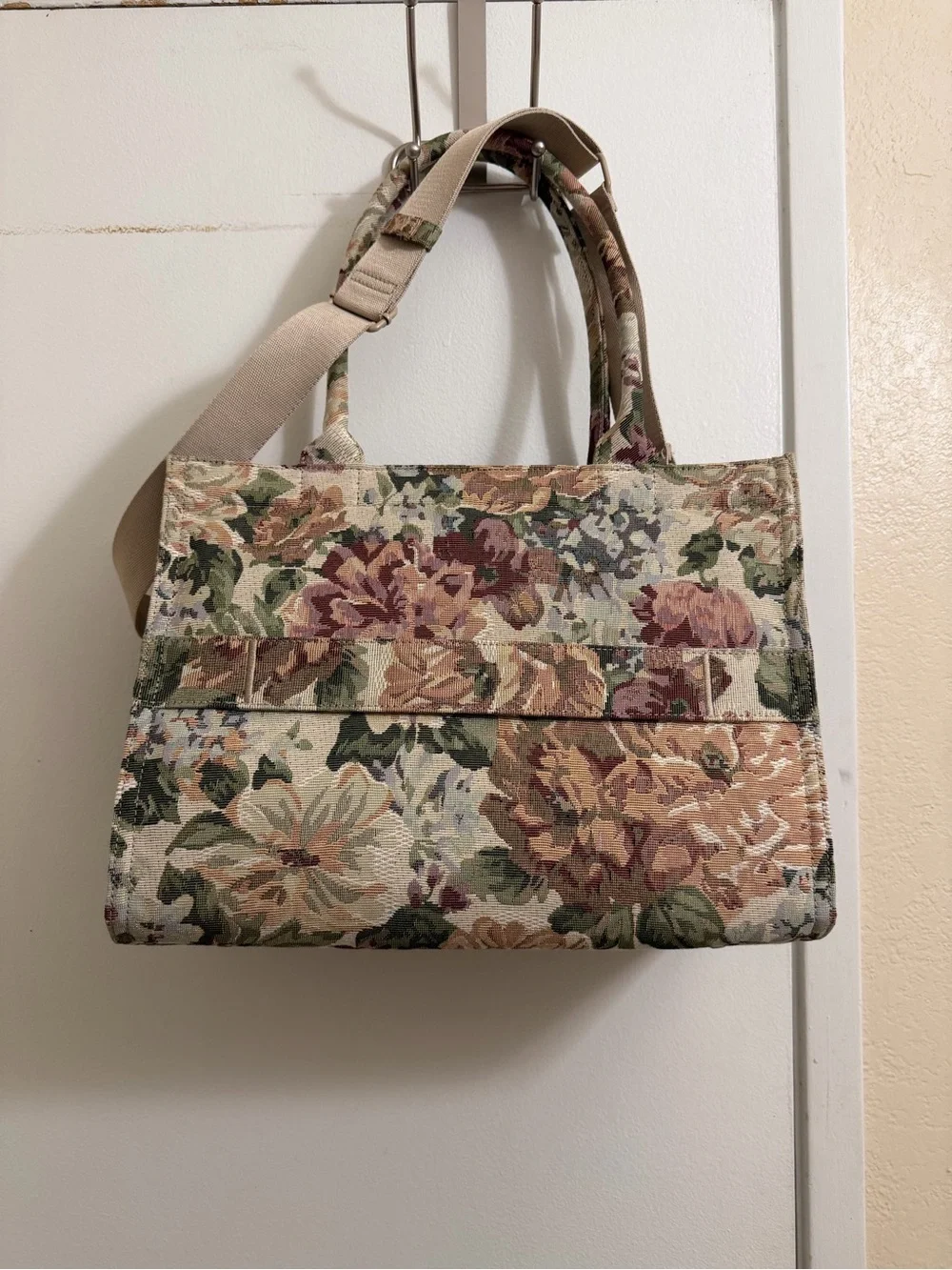 Beis floral tote - Picture 4 of 10